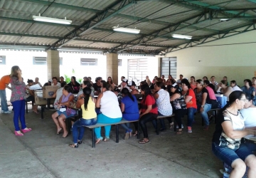 Diretoria reúne 100 cozinheiras escolares em Itapira