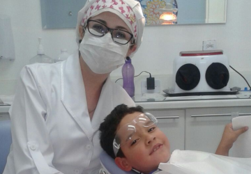 Dentista Thaís Moneda oferece atendimento pela Uniodonto
