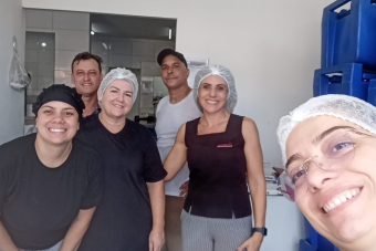 Visita na cozinha piloto da empresa Alimentti em São Pedro.